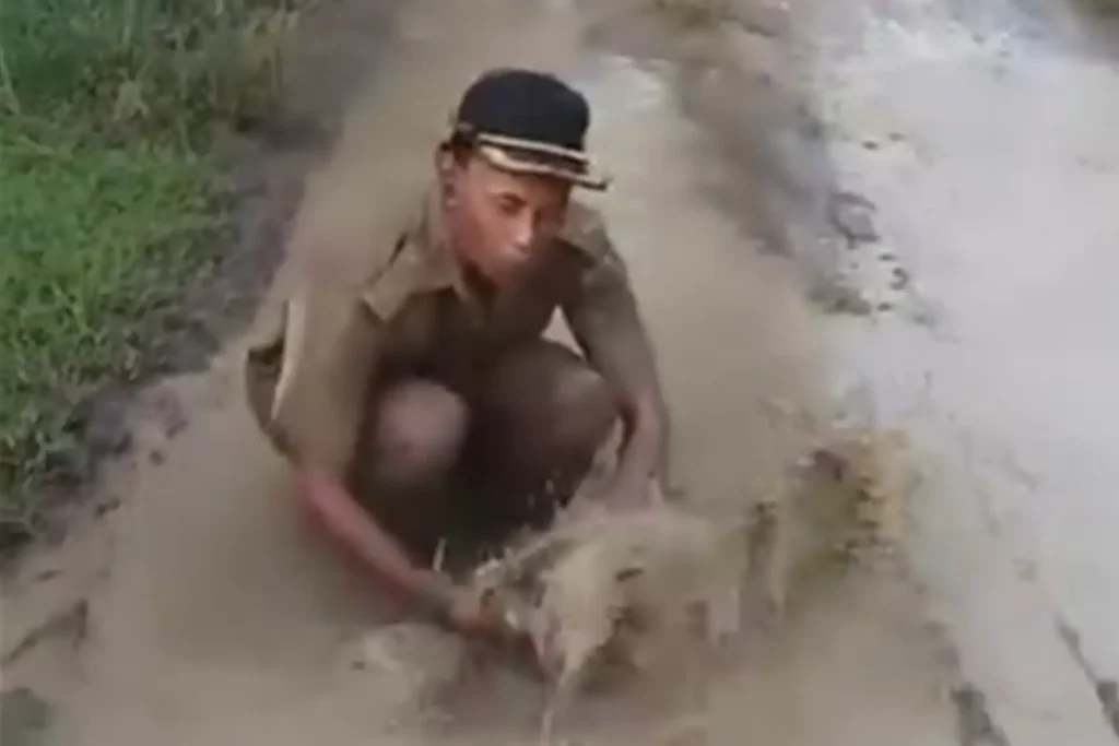 Aksi Mandi Lumpur Kades