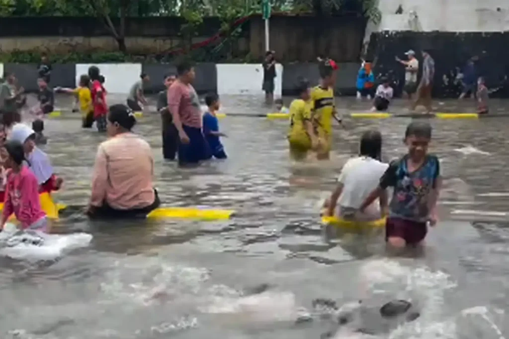 Bermain Air Banjir