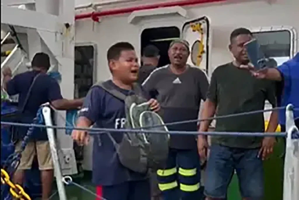 Bocah Menangis menunggu Ayahnya