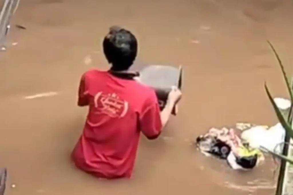 Buang Sampah di Tengah Banjir