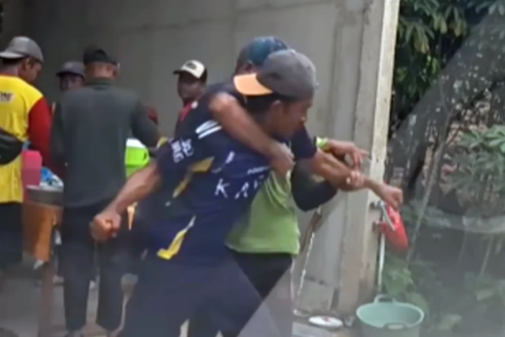 Dua Pekerja Proyek Berkelahi