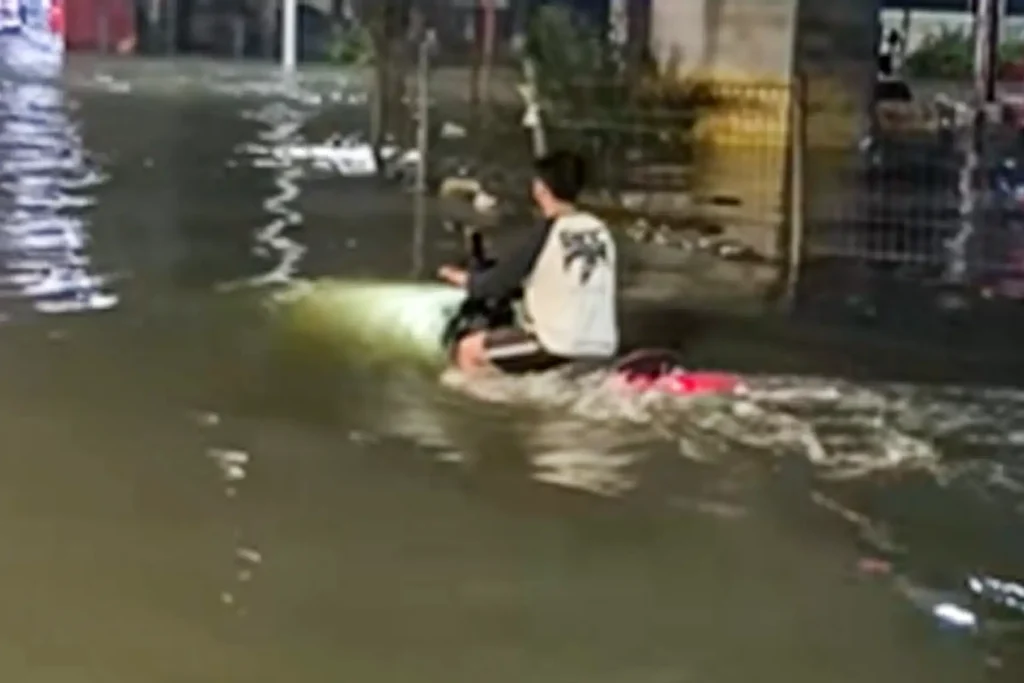 Motor Listrik Terjang Banjir