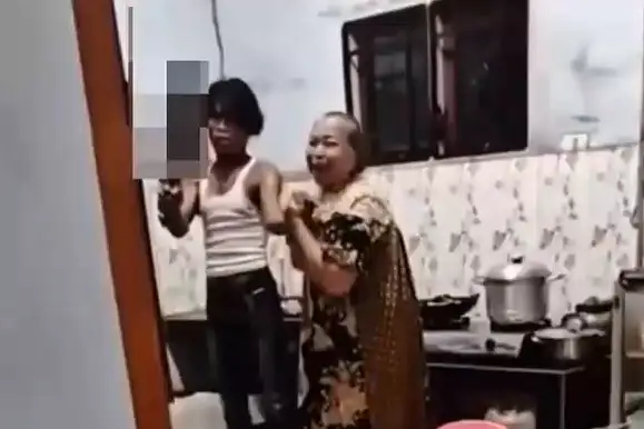 Pencuri Sandera Lansia