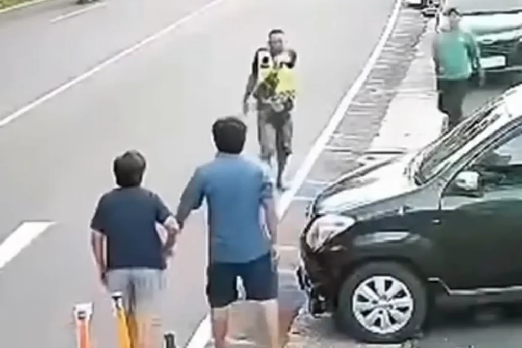 Viral Rekaman CCTV Juru Parkir Serang Pengendara Mobil
