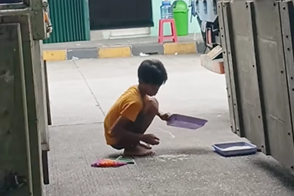 Bocah Kumpulkan Beras