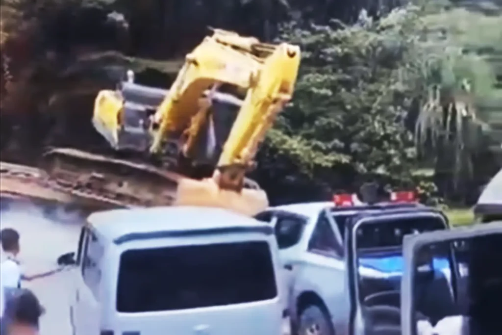 Detik-detik Excavator Terperosot dari Trailer di Sitinjau Lauik