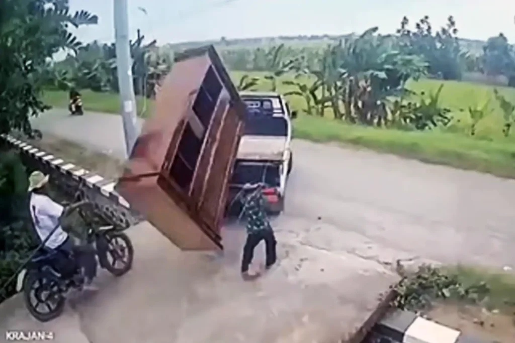 Lemari Besar Jatuh dari Pikap