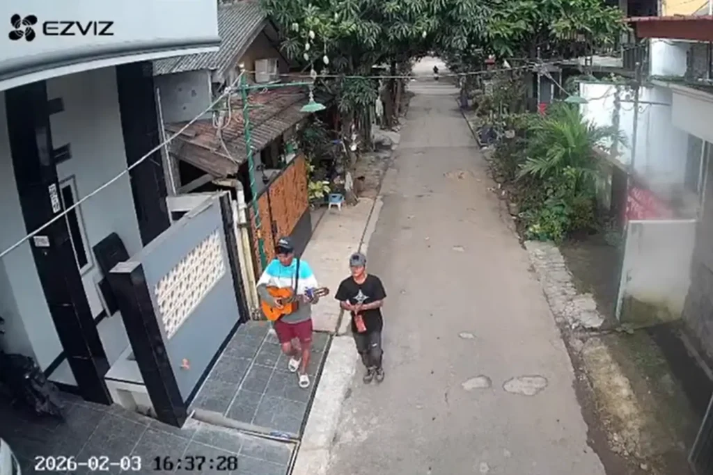 Pencuri Motor Terekam CCTV Berkedok Pengamen