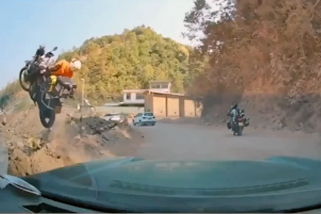 Pengendara Motor Terjun Ke Jurang