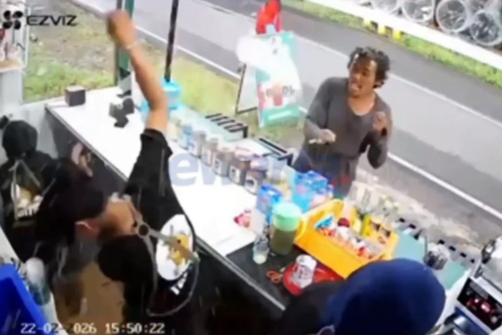 Pria Mengamuk Dikasih Es Teh