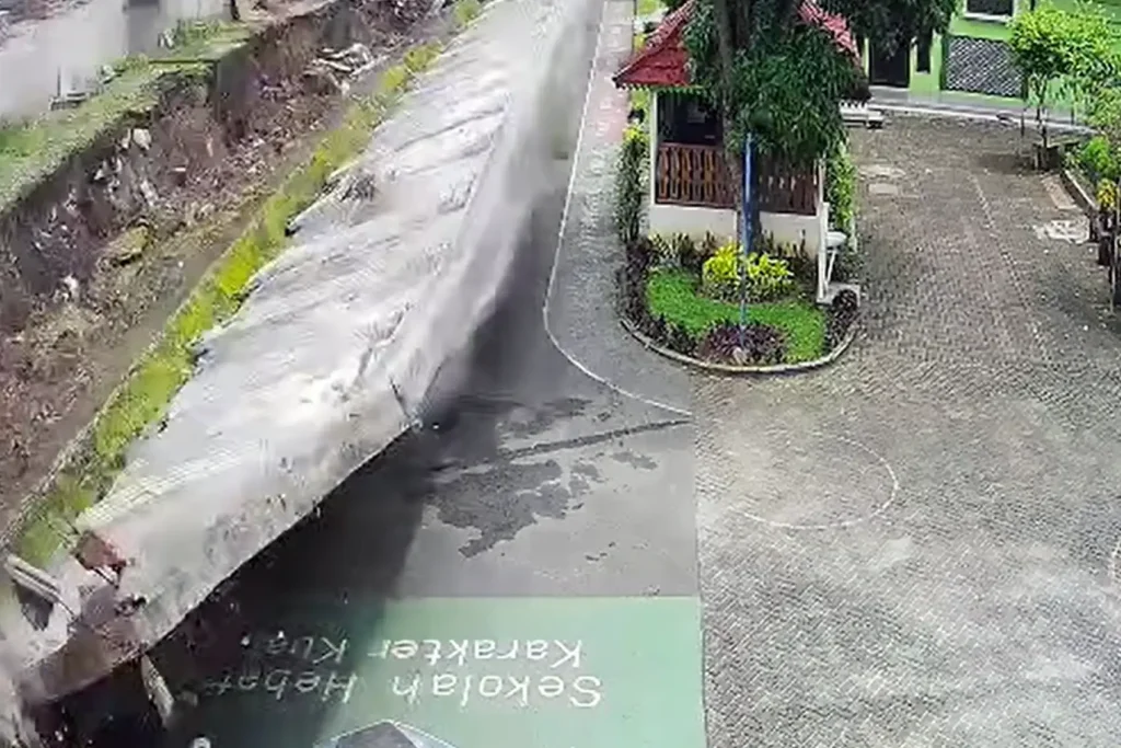 Tembok Roboh di SMPN 182