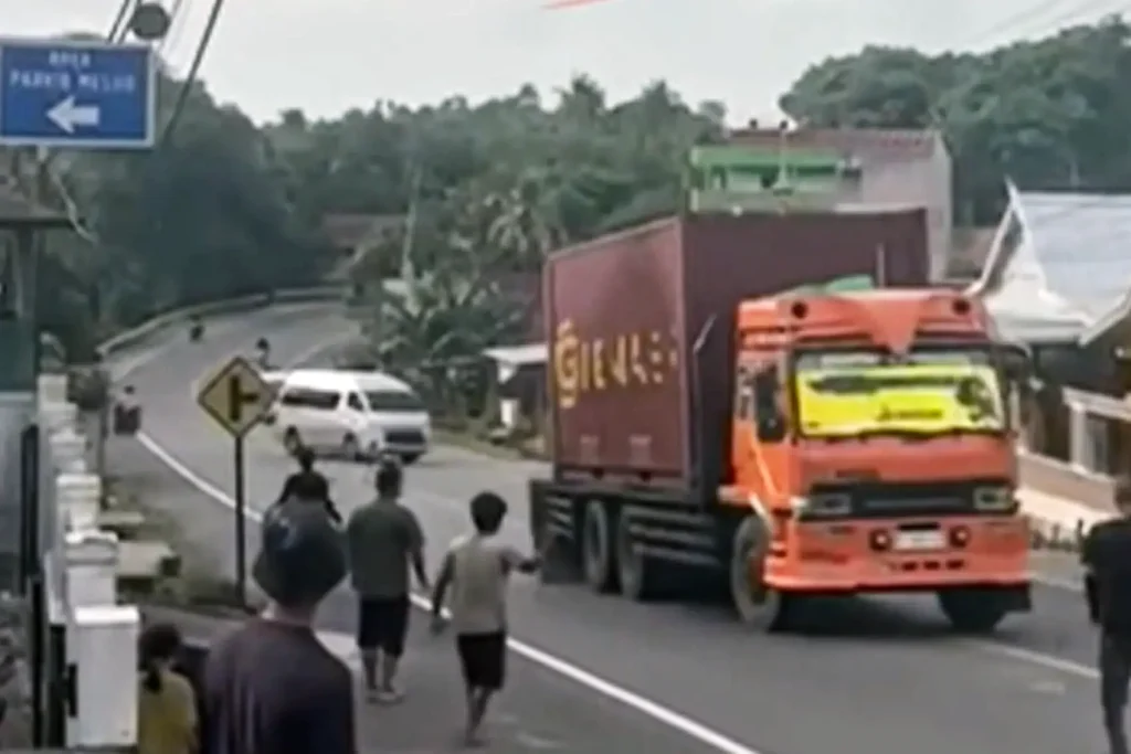 Truk Terbalik Gagal Nanjak