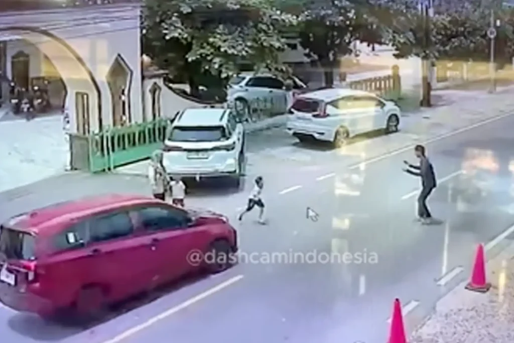 Anak Kecil Tertabrak Mobil
