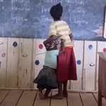 Belajar Sambil Menggendong Adik