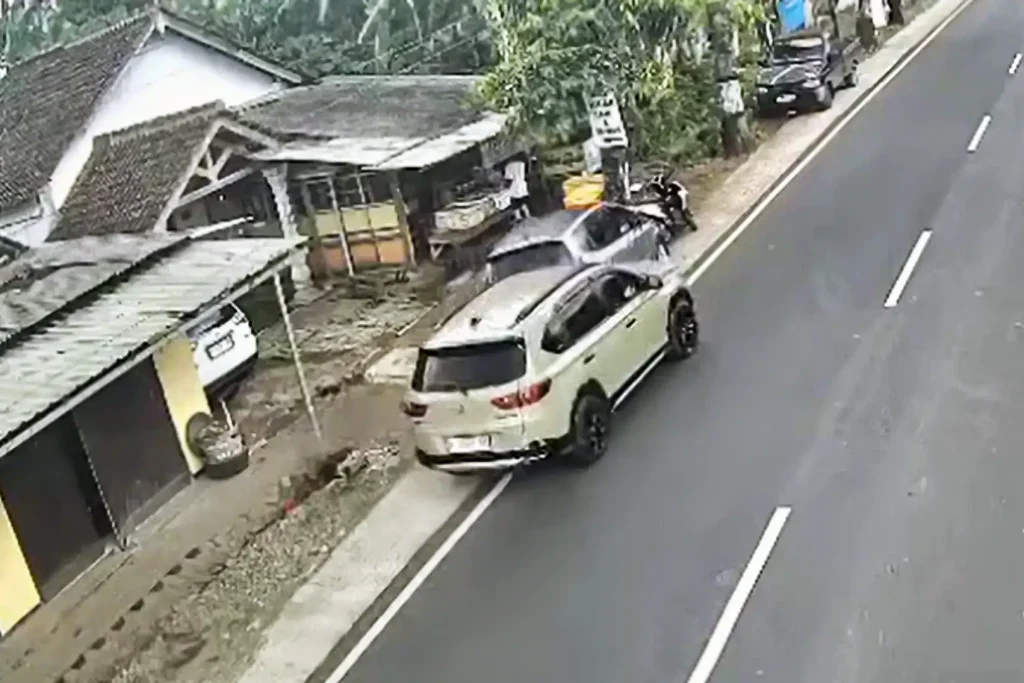 Detik Detik Mobil Ditabarak dari Belakang