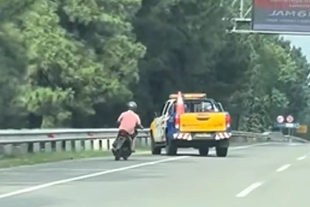 Motor Masuk Tol
