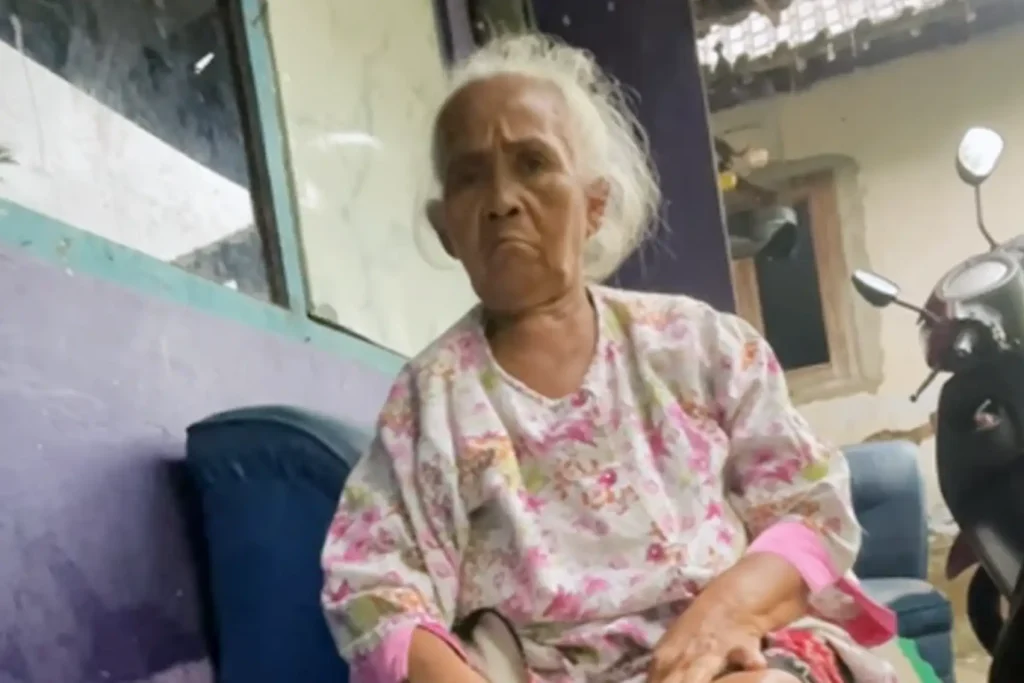 Nenek Bayar Utang dengan Beras dan Gula