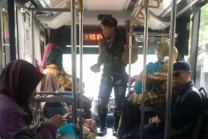 Pemuda Lantunkan Ayat Al-Quran di Bus