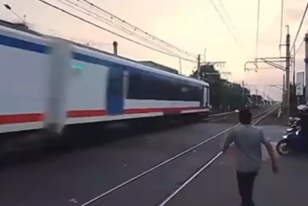 Pria Ketabrak Kereta