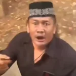 Pria Ngamuk Pukul Bus