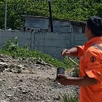 Evakuasi Layangan dengan Layangan