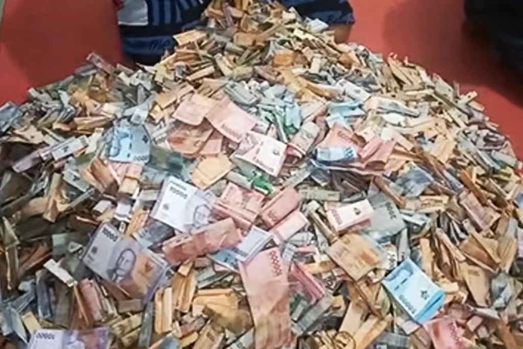 Uang Tabungan di Kaleng