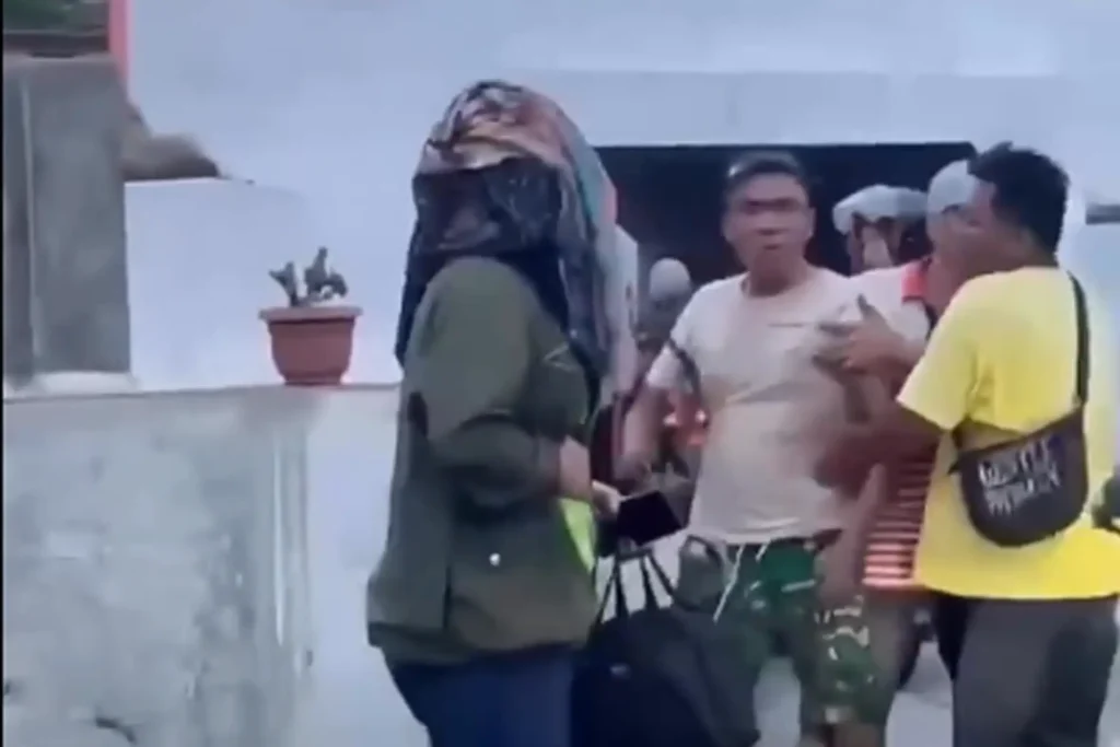 Wanita Hamil Ditendang